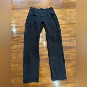 Lululemon Women’s Leggings with side pockets Black Sz 6 (Fast and Free style?)